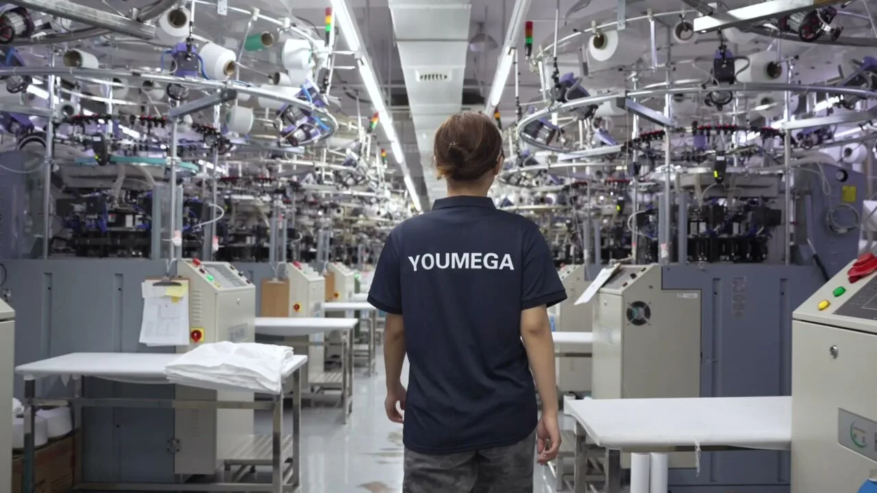 YOUMEGA Xiamen factory floor — premium yoga wear manufacturing, 2.5 AQL inspection, Pantone lab-dip