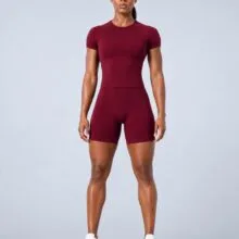 Conjunto seamless rojo berry de manga corta y shorts — vista frontal