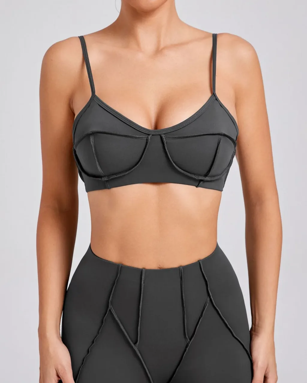 Top Deportivo Sin Espalda Con Tirantes Finos - gris