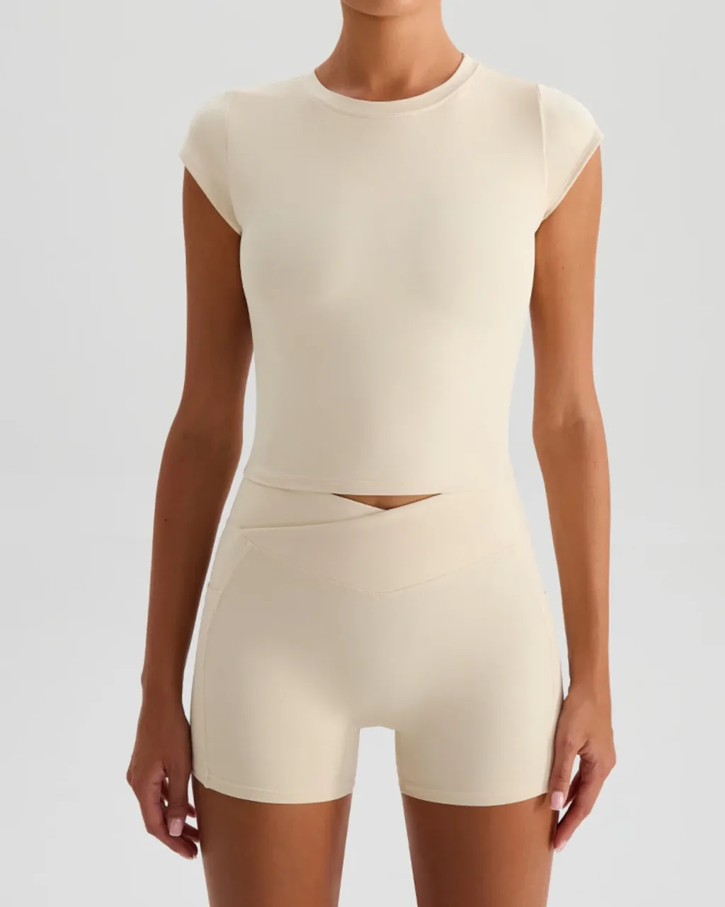 Set De Yoga Con Top Halter Y Pantalón Corto - crema