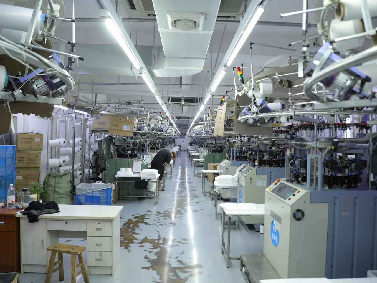 Planta de máquinas de tejido seamless en la instalación de YOUMEGA en Yiwu