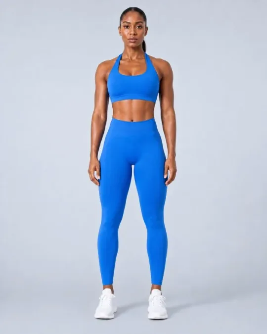 Conjunto de top halter sin costuras azul royal y leggings de cintura alta — vista frontal